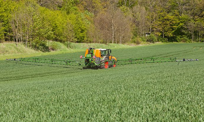 Anbaufeldspritze UF 2002 mit ContourControl zur vollautomatischen Gestängeführung