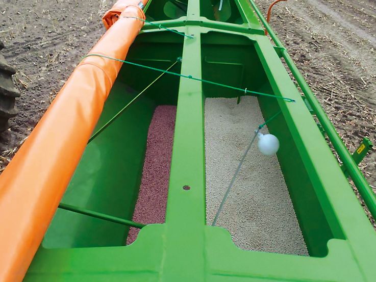 Gleichzeitige Düngung mit D9 „Combi“ (1) D9_Geteilter_Behaelter_d1_160229